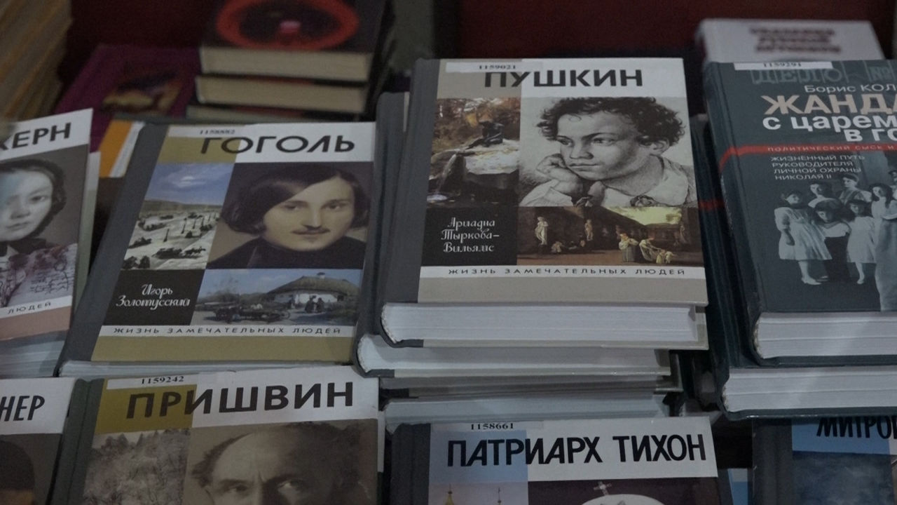 Усатый подарил бельцким лицеям более тысячи книг.
