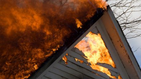 O casă în care se afla un bărbat a fost cuprinsă de flăcări. Foto: ziare.com