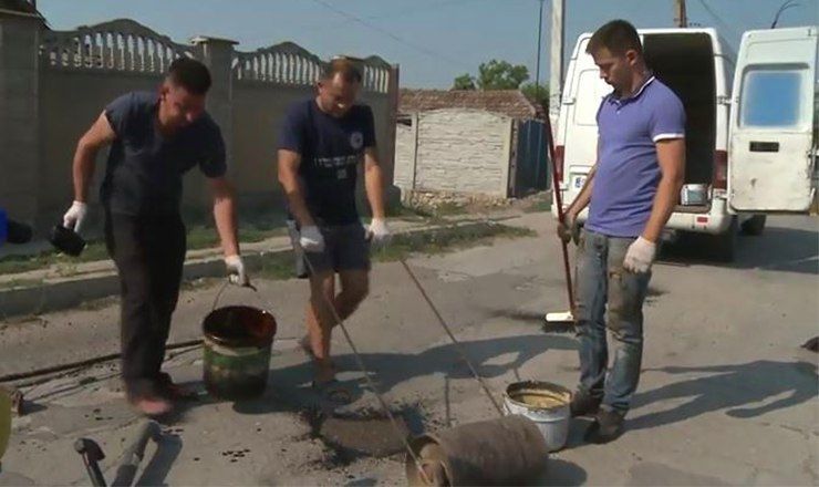 В Кожушне люди начали самостоятельно ремонтировать дорогу, а примар мешает.