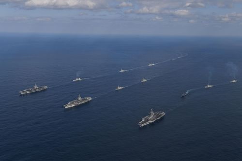 Три авианосца США присоединились к военно-морским учениям южнокорейского флота в Восточном море.
