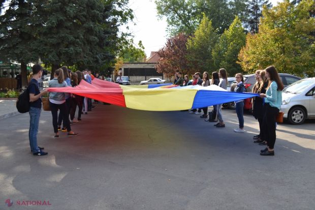 Flashmob cu un drapel imens în faţa Biroului Naţional de Statistică. Foto: ziarulnational.md
