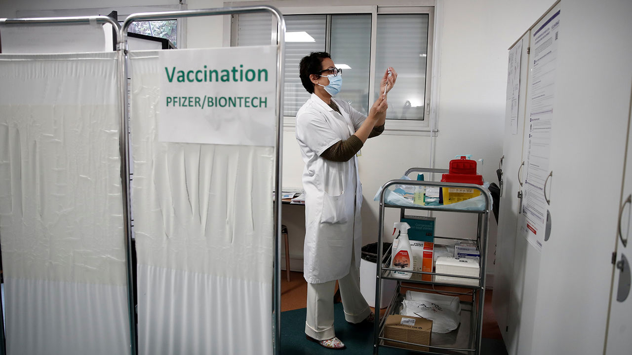 Pfizer и BioNTech подали запрос на применение вакцины среди подростков.