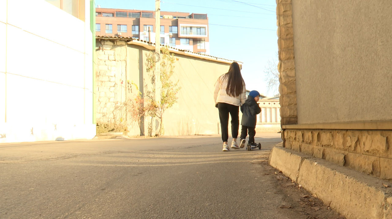 Locuitorii unei străzi din Durlești cer autorităților să construiască un trotuar pe un drum periculos.