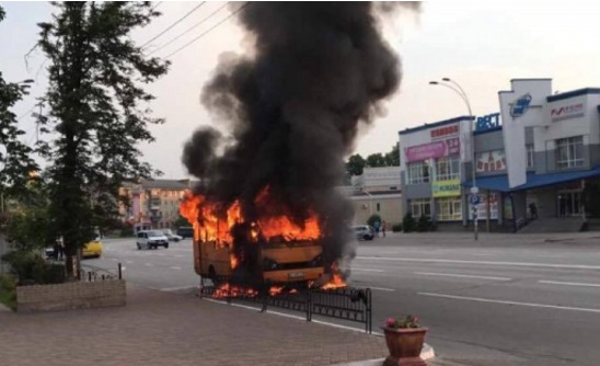 Под Киевом на ходу загорелась маршрутка.