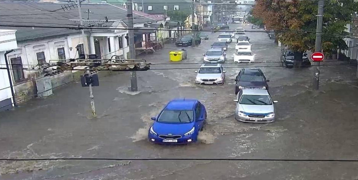 Râul Bâc a ieșit din albie și a inundat strada Albișoara.