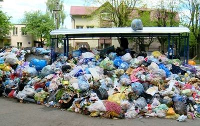 Во Львове накопилось огромное количество мусора.