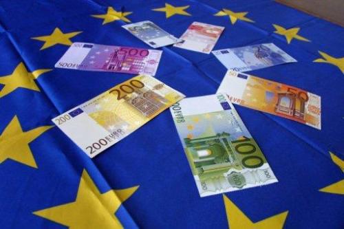 Euro a scăzut la 1,18605 dolari pe unitate, cel mai redus nivel din mai 2006. Vineri, euro s-a tranzacţionat la 1,1955 dolari.