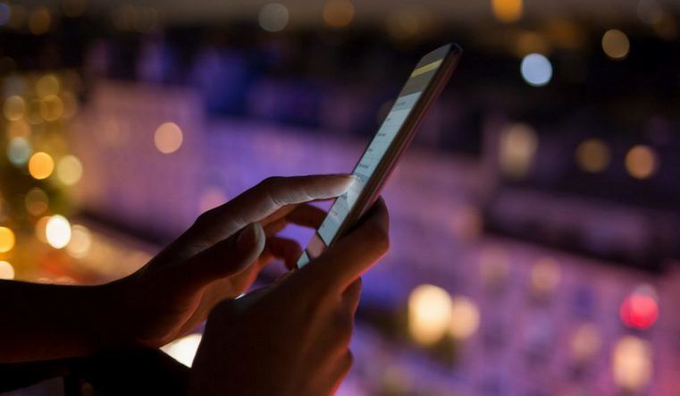 Ученые рассказали об опасности ночного режима на смартфоне.