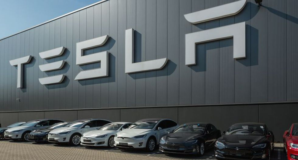 Tesla представила часы S3xy с шестью экранами в кварцевых колбах.