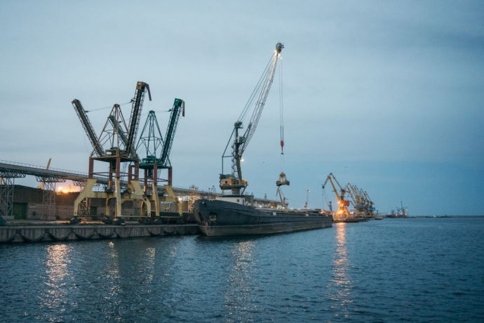 В портах Одесской области начали формировать караваны с зерном.