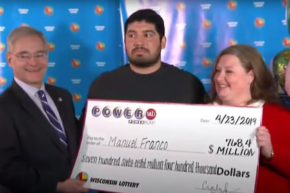 24-летний Мануэль Франко (в центре) выиграл в Powerball 768,4 млн долларов.