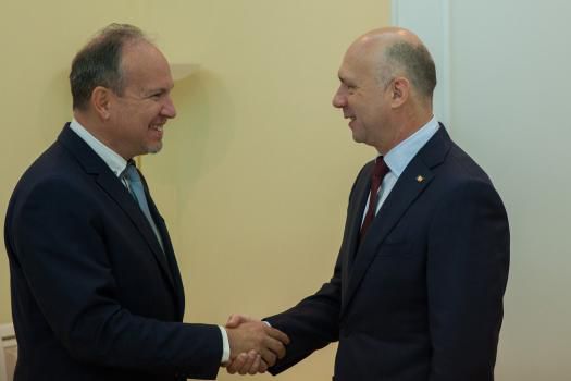 Pavel Filip s-a întâlnit cu Ambasadorul României în Republica Moldova. Foto: gov.md