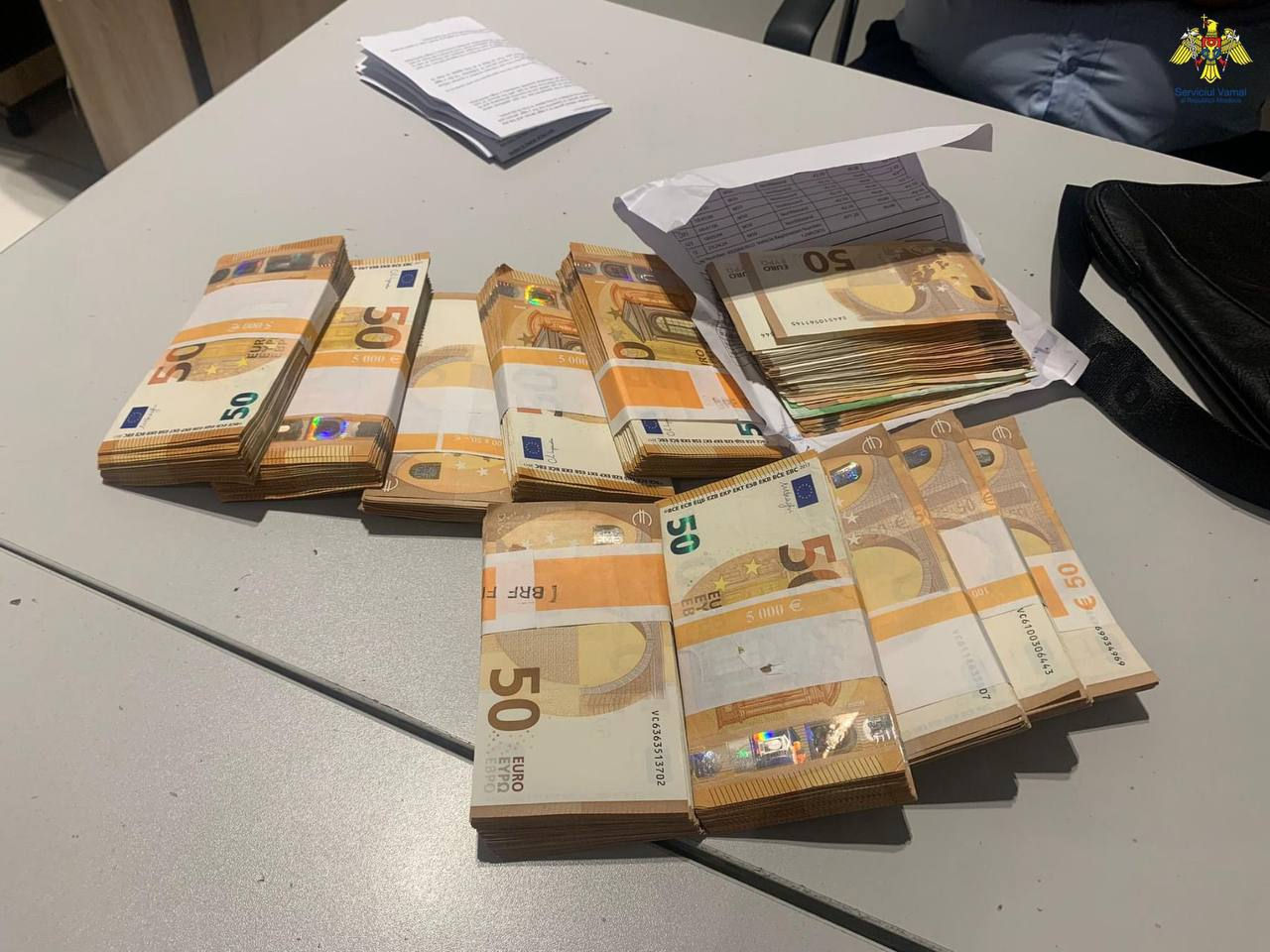 В столичном аэропорту у пассажира рейса из Дублина нашли 57 тыс. евро.