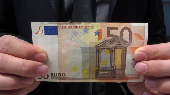 Un vameș ar fi solicitat de la un bărbat, prin intermediar, 50 de euro pentru a-i plasa în regim vamal o mașină. 