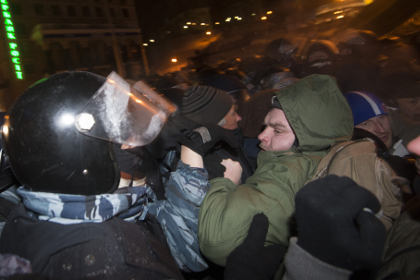 Внутренние войска при поддержке спецподразделения «Беркут» приступили к ликвидации баррикад на Майдане Незалежности 11 декабря около 04:00 по московскому времени.