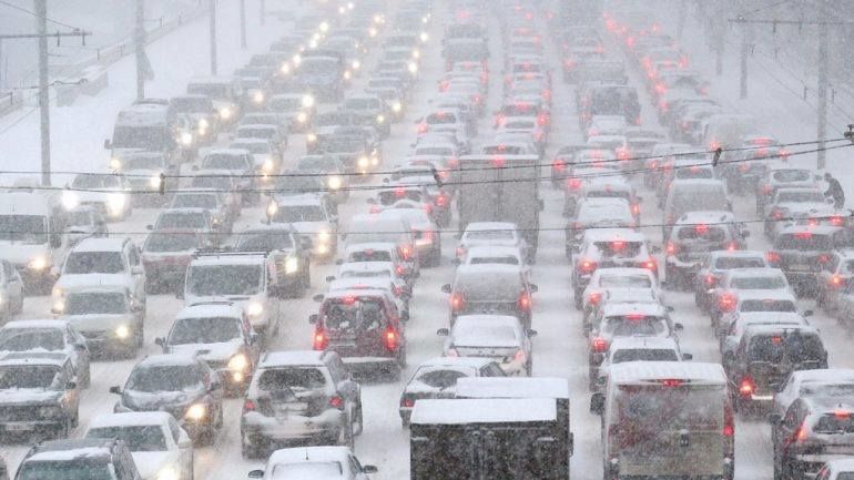 В Киеве в связи с осложнением погодных условий произошло почти 300 ДТП. 