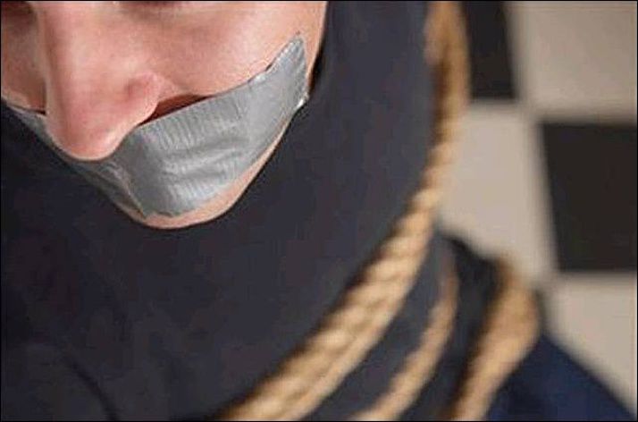 Двое мужчин взломали дверь и ворвались внутрь здания.