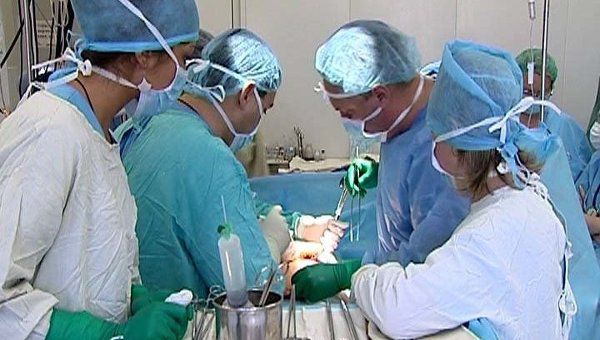 Операция продолжалась около 12 часов, и спустя сутки после ее окончания врачи оценили ее как успешную.