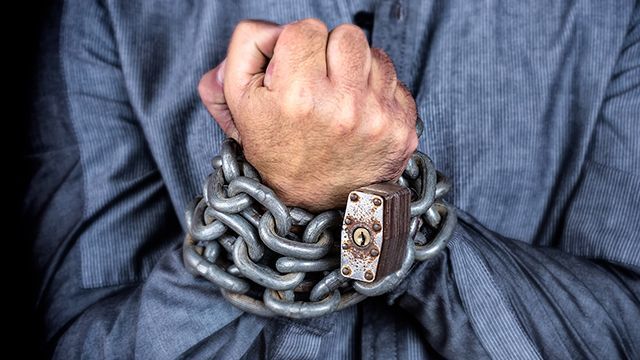 Женщина отдала мужа в рабство четырем мужчинам.
