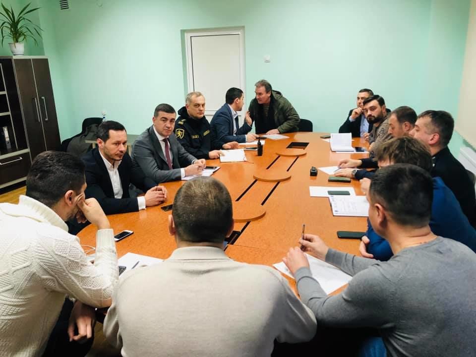 Кодряну, в связи с непогодой, снегопадами и дождем, провел заседание с главами муниципальных предприятий и коллегами из НИП. 