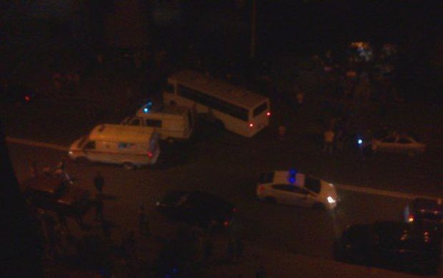 Очевидцы отмечают, что в поддержку милиции приехал автобус с бойцами Нацгвардии.