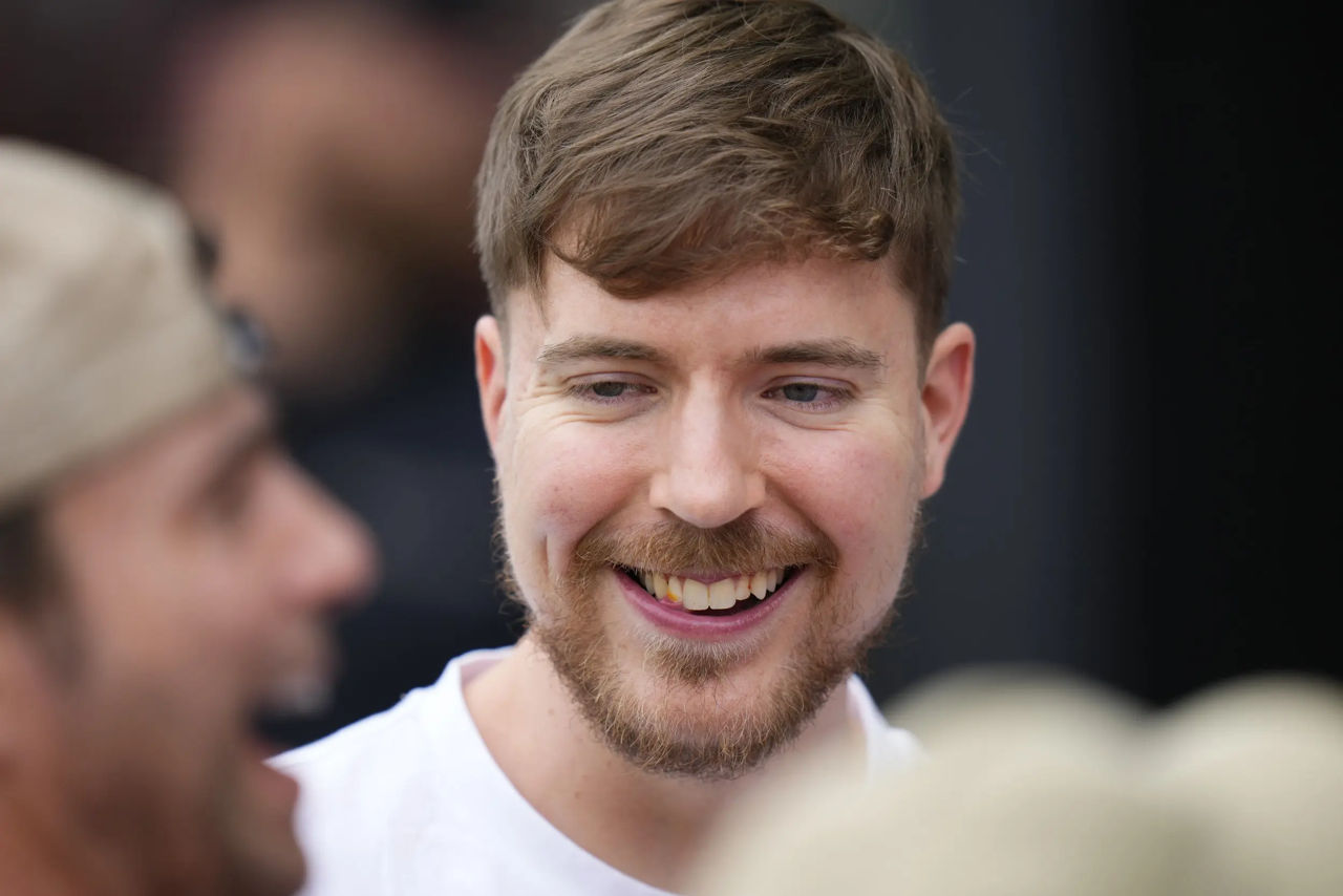 YouTube-блогер MrBeast решил открыть собственный банк.