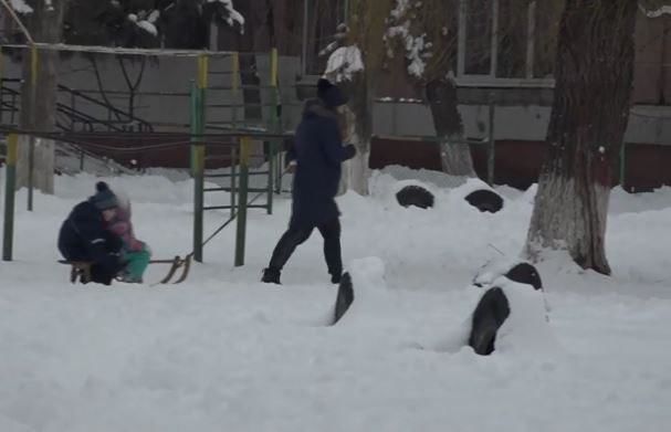 Работающим родителям в срочном порядке пришлось отпрашиваться с работы или искать кого-то, кто сможет присмотреть за детьми.