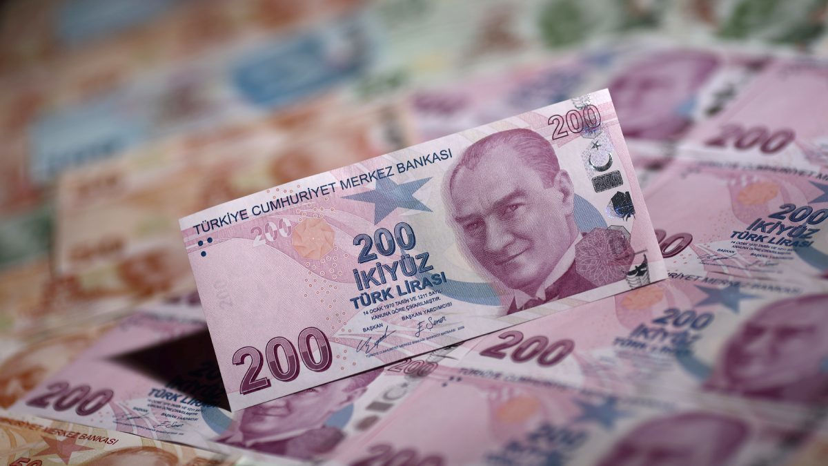 Турецкая лира подешевела на 7% и обновила рекордный минимум.