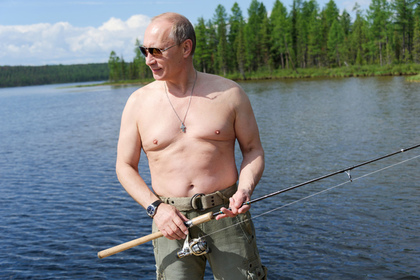 На свой 60-летний юбилей японский премьер получил от Путина чайный сервиз работы гжельских мастеров, в ответ российский лидер по случаю дня рождения получил спиннинговый набор.