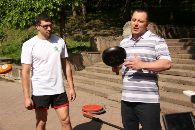 Candidatul la primăria capitalei care ridică o halteraă de 200 kg.