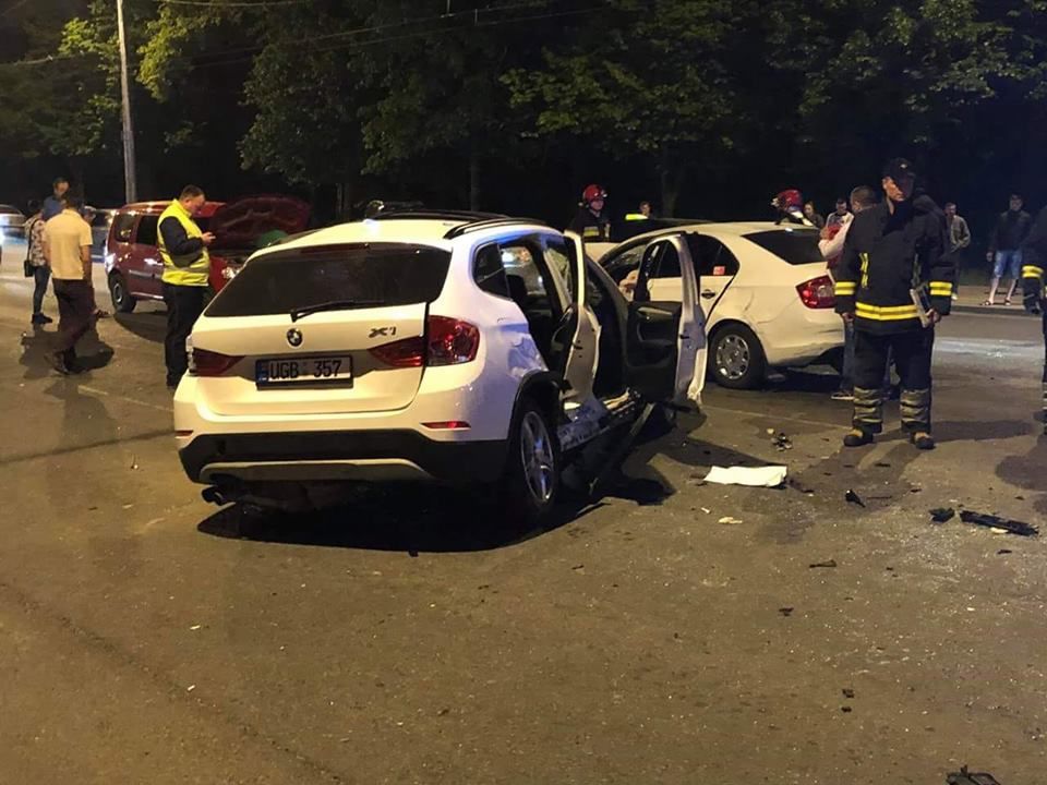 Шесть человек попали в больницу в результате аварии на Рышкановке.