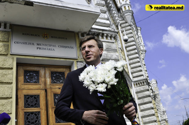 Primarul Dorin Chirtoacă își dorește o nuntă de tip tradițional stilizat, unde invitații să se relaxeze și să se simtă bine.