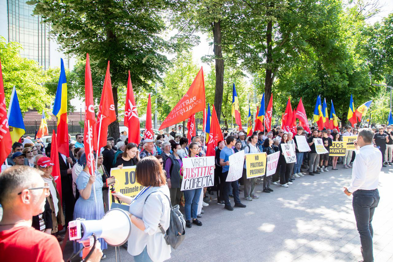 Социалисты протестуют у парламента в поддержку Игоря Додона. Фото: INDEX