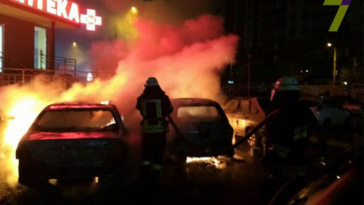 Incendii puternice în trei parcări din Odesa.