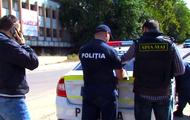 Mită ascunsă printre acte sau direct în mașina polițiștilor de patrulare. Foto: mai.gov.md