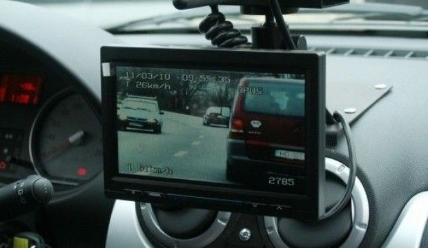 Un bărbat demonstrează că radarele folosite în Republica Moldova nu corespund normelor tehnice.