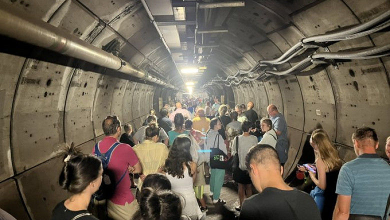Люди застряли под Ла-Маншем после поломки поезда в Евротоннеле.