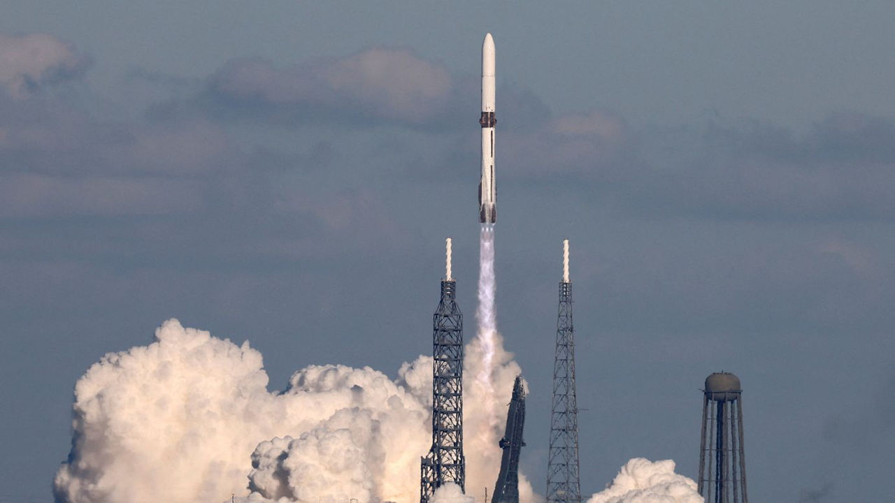 Blue Origin a lui Jeff Bezos a lansat cu succes o rachetă cu sateliți NASA.