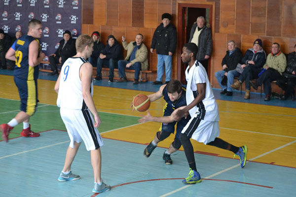 În campionatul de baschet s-a ajuns în faza semifinalelor 