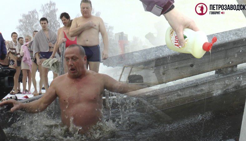 Не менее 200 человек принимают участие в крещенских купаниях в Петрозаводске.