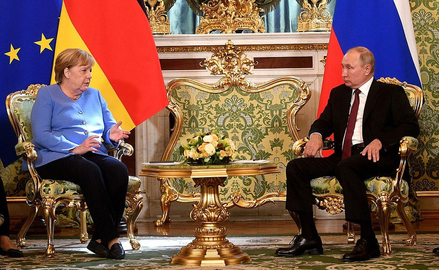 Эксперт по этикету расшифровала цвета костюмов Путина и Меркель.