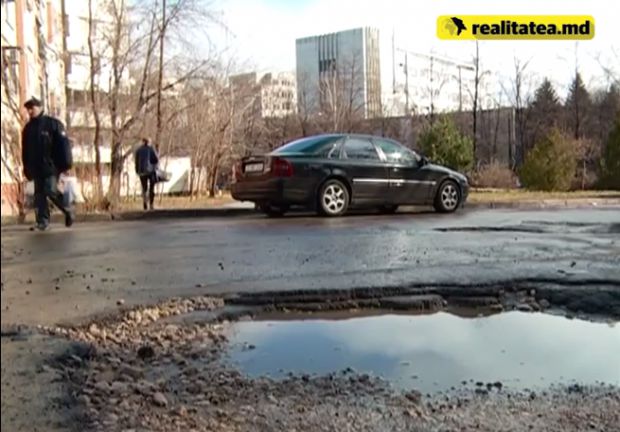 Locatarii mai multor blocuri din sectorul Botanica al capitalei duc o luptă permanentă cu gropile ce au împânzit asfaltul din curți. Foto: realitatea.md
