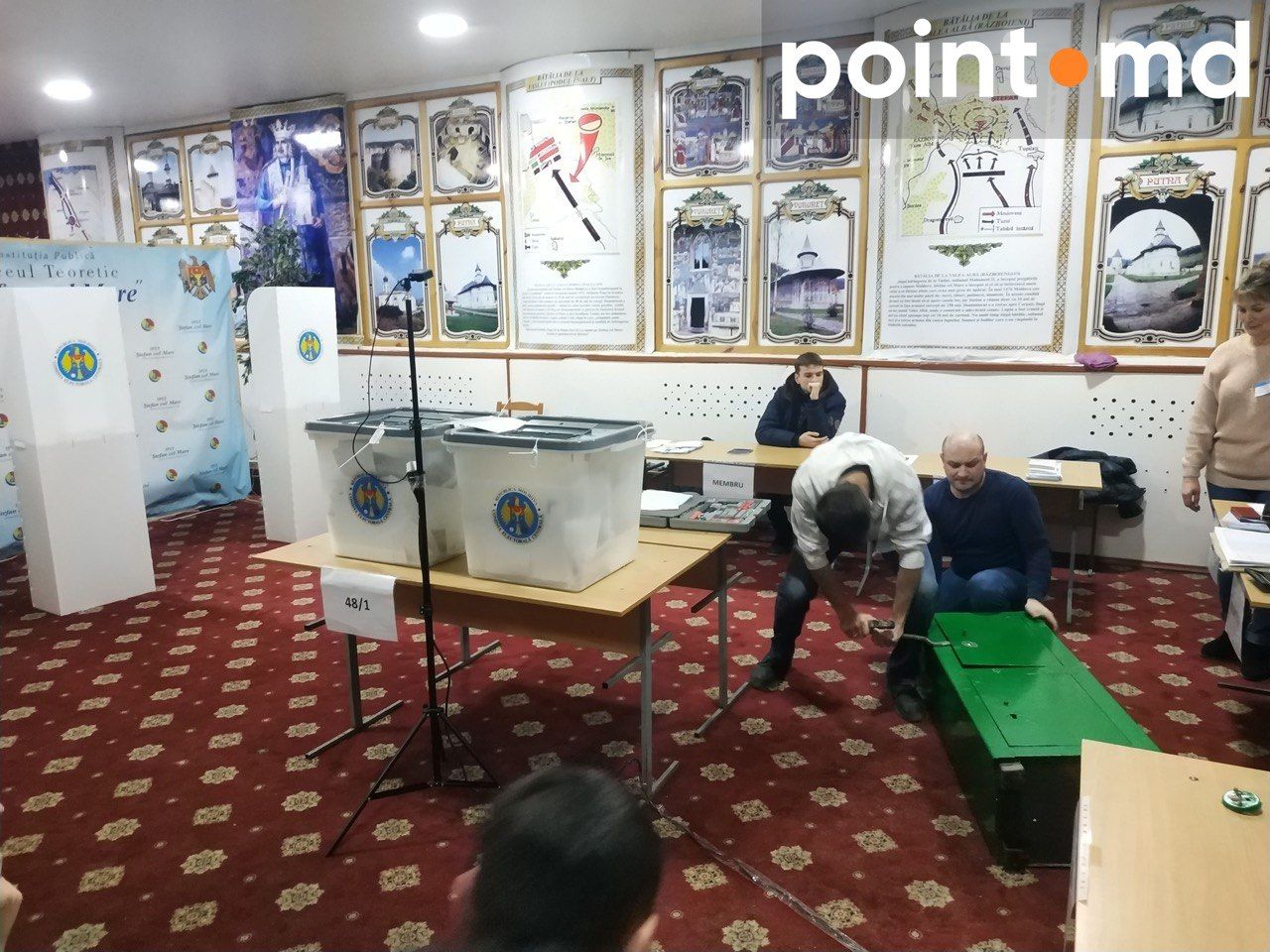 Во время выборов на Рышкановке на избирательном участке заклинило сейф.