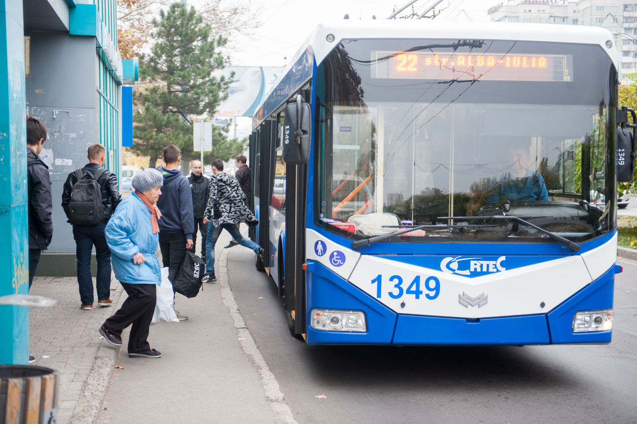 На Радоницу движение транспорта, кроме общественного, на улице Дойна приостановят.