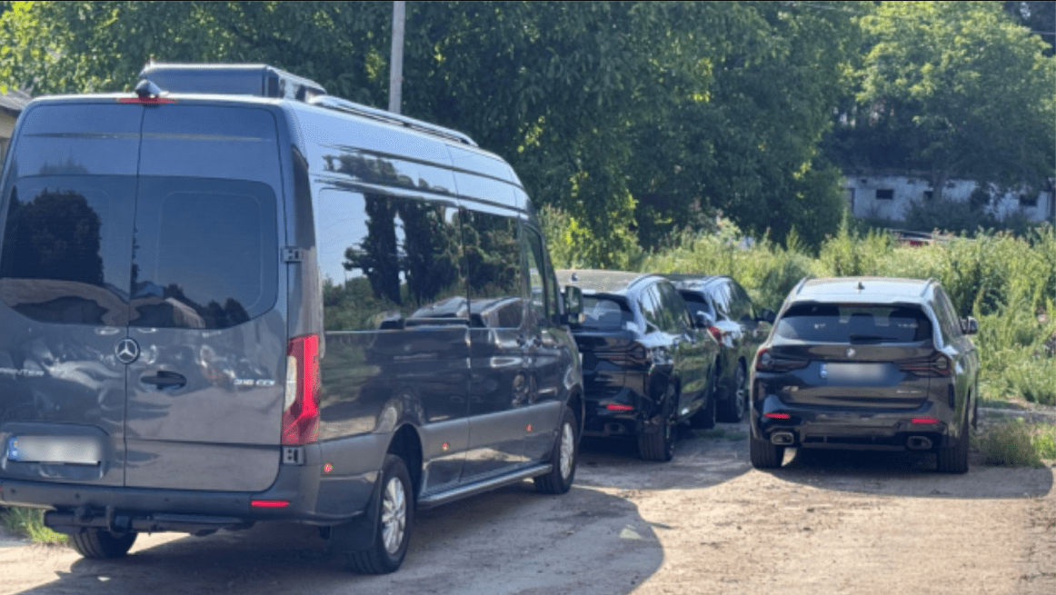 Automobile de trei milioane de lei, introduse ilegal în Moldova: Suspecții au fost reținuți.