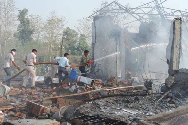 Cel puţin 23 de persoane au decedat, iar alte şapte au fost rănite, după o explozie masivă la o fabrică de artificii din India. 