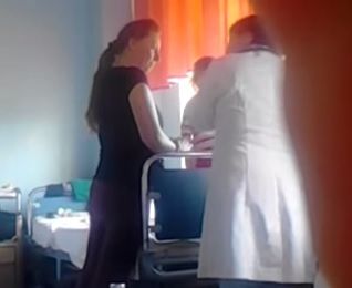 Medicul afirma ca in spital nu sunt accesoriile necesare pentru a-i fi administrata copilului anestezia. Foto: protv.md
