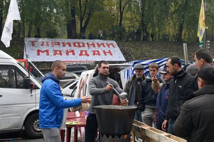 Выступающие критикуют власть и требуют предоставить отчет о своей работе перед народом.