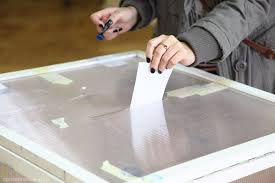 În mai multe localităţi, secţiile de vot au fost amenajate în locaţii mai puţin obişnuite. Foto: abcnews.md