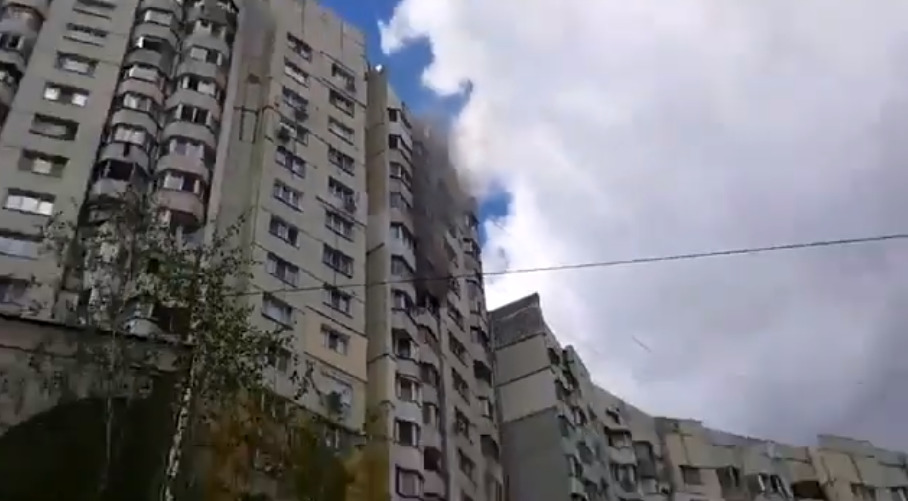 Огонь охватил пару верхних этажей. 